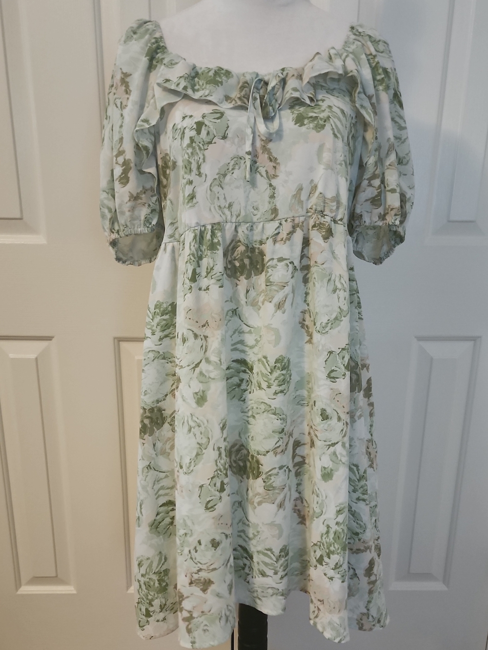 Floral Puff-Sleeve Midi Dress in Green and Cream